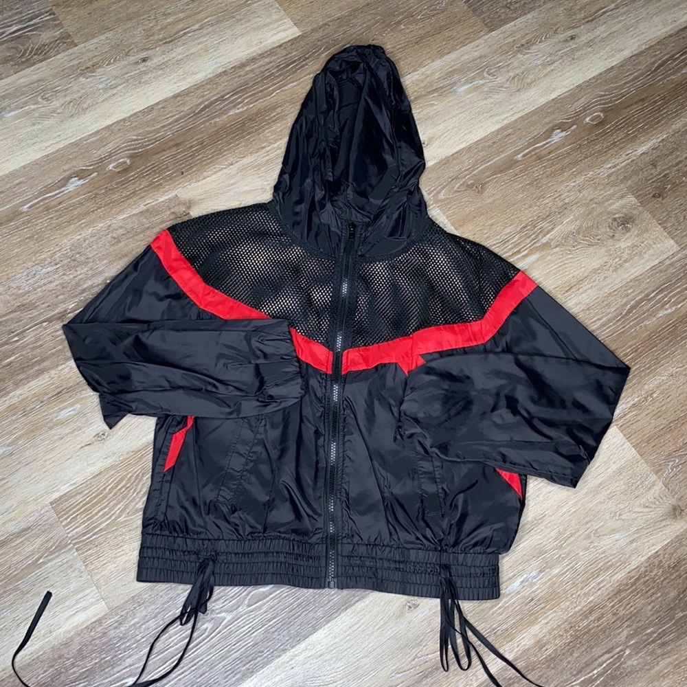 Cropped wind breaker